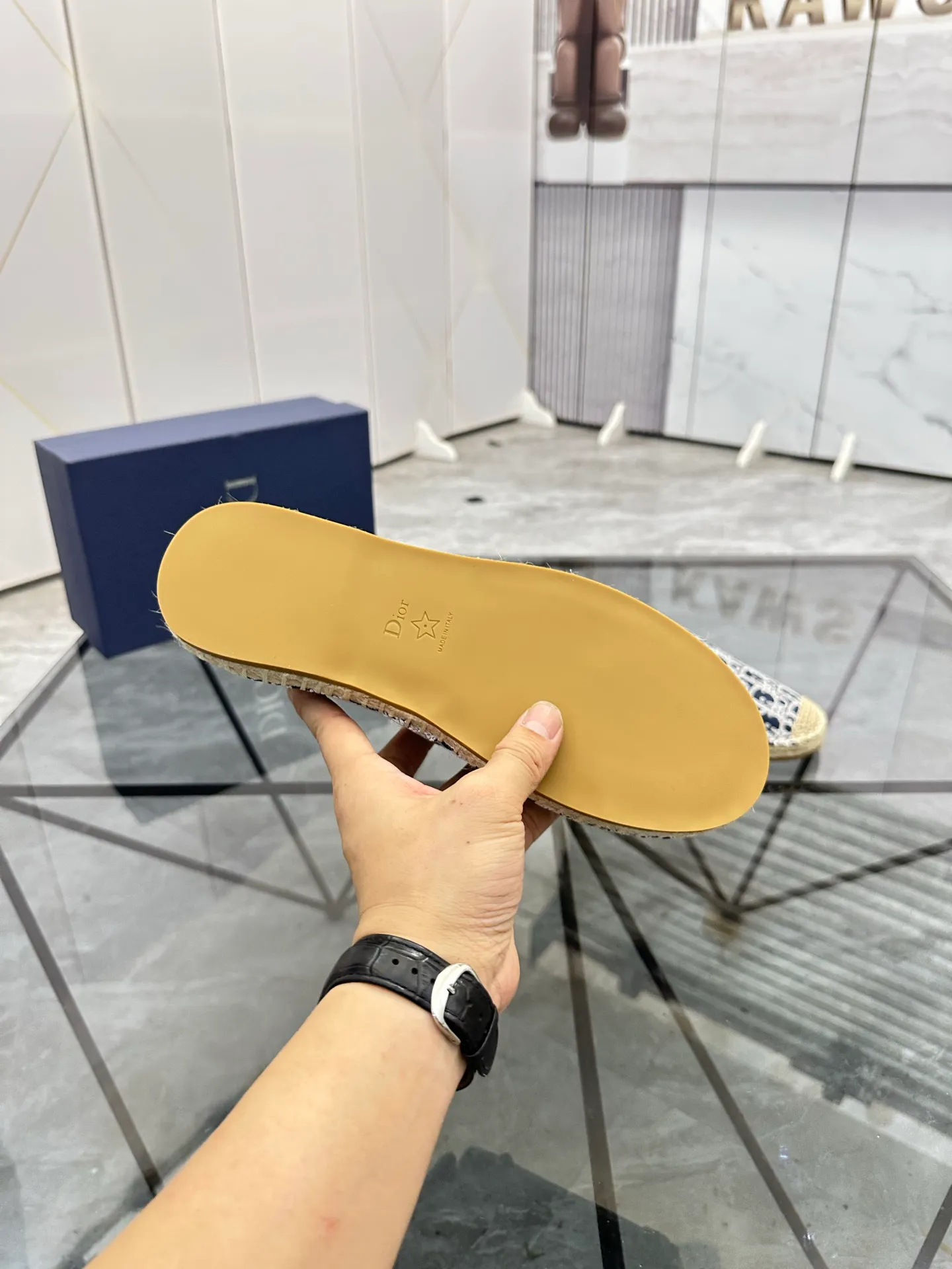 Men's shoes for sale 💰: 💰P400¥ Product trademark: Dior* "Dior*" low-top fisherman's shoes Regular size: 38-44 (can be customized to 37.45) Product materials: imported cowhide leather upper spliced ​​with original fabric, sheepskin lining, original outsole. Number: 1023